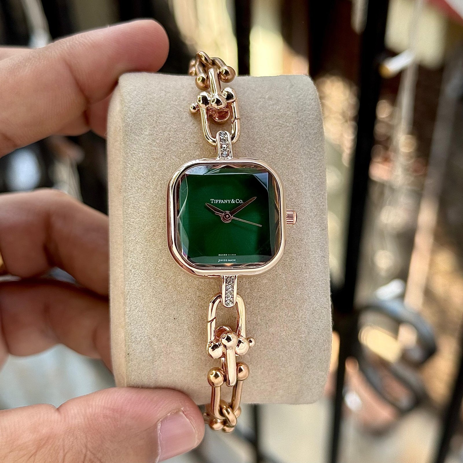 TIFFANY & CO HARDWEAR – TIMELESS ELEGANCE IN GREEN LUXURY